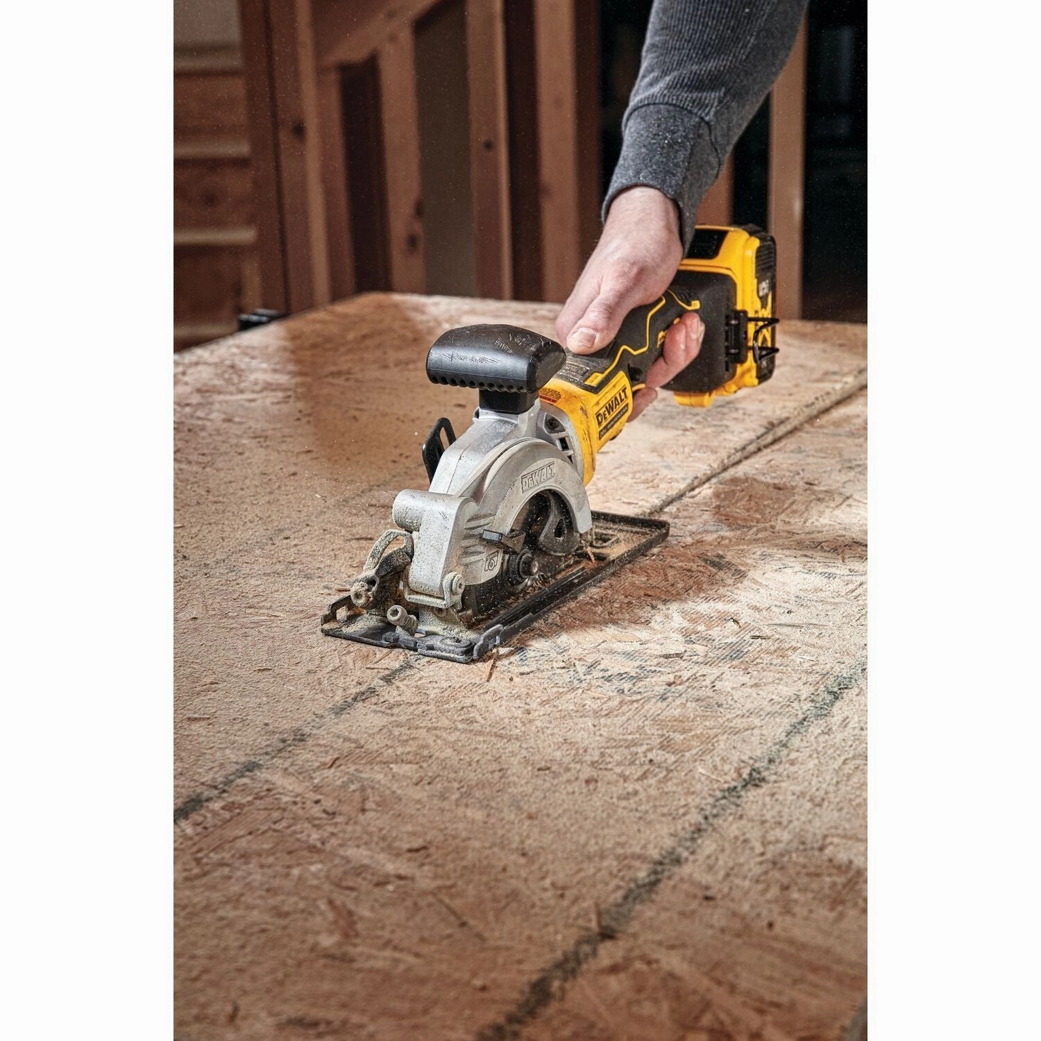 DEWALT DCS571P1-20V Max 4-1/2In Cordless Circular Saw