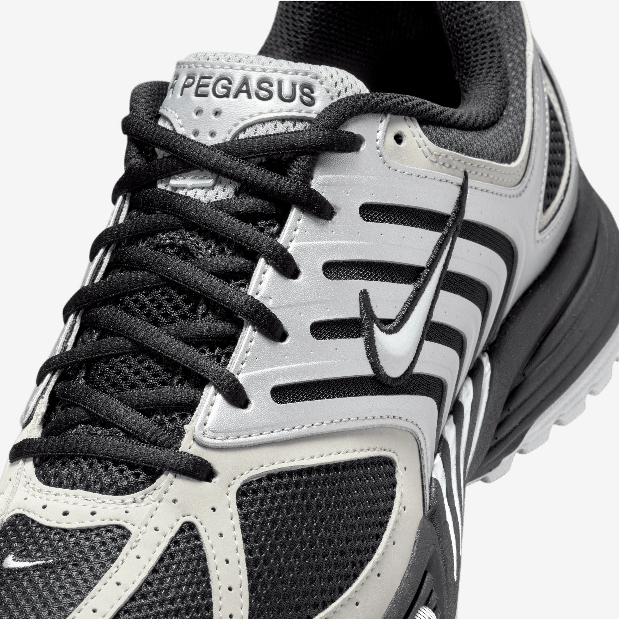 NIKE | AIR PEGASUS 2005 { METALLIC SILVER/MTLC PLATINUM-FLT SILVER